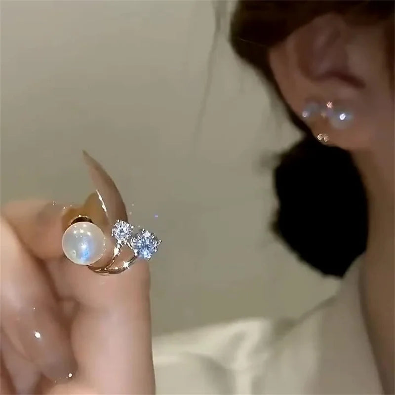 Korean Earing Pearl Claw Ear Hook Clip Earrings for Women Gold Color Zircon Crystal Earrings Fashion Jewelry New Year Gift